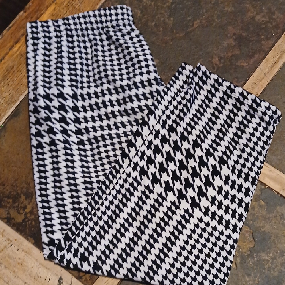 Black and White Houndstooth Capri Leggings